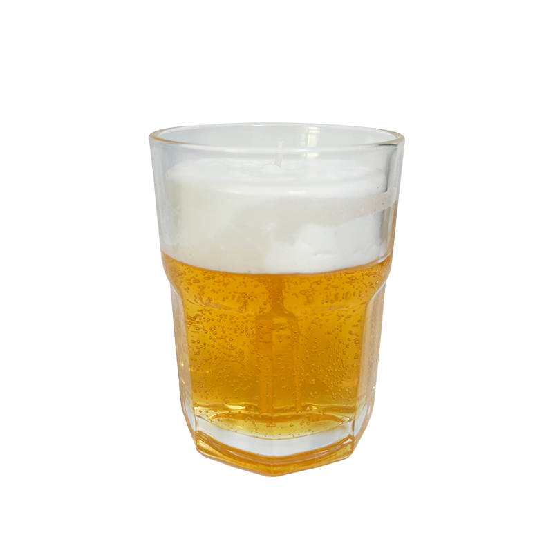 Bumubulusok na mga kandila ng beer cup