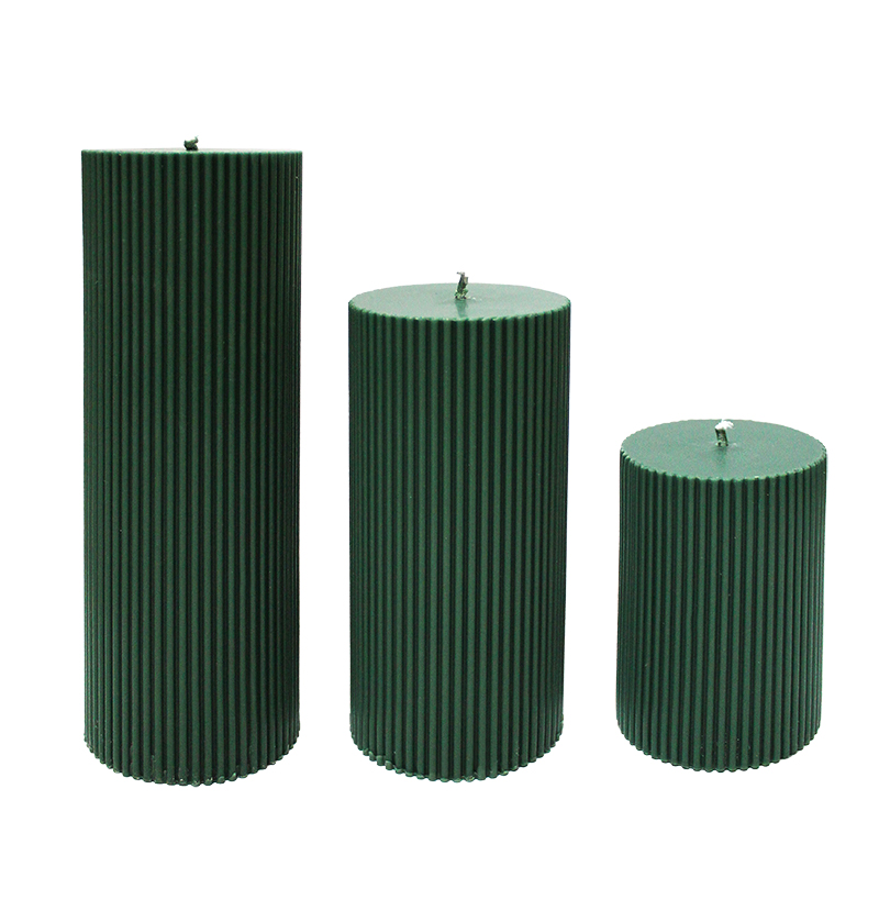 Madilim na berde, mapusyaw na berde, rosas at puting Romanong mga pillar candle